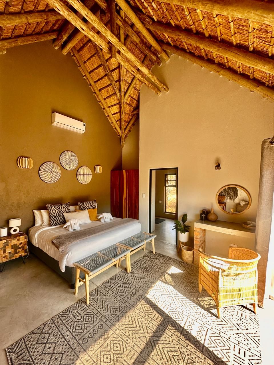 Pumba Lodge Hoedspruit — interior and grounds