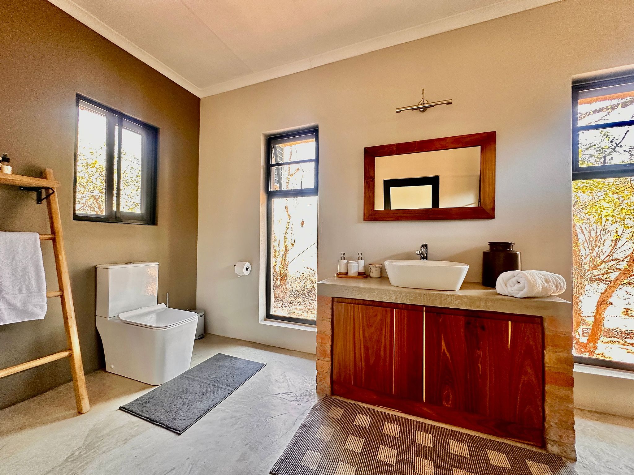 Pumba Lodge Hoedspruit — interior and grounds