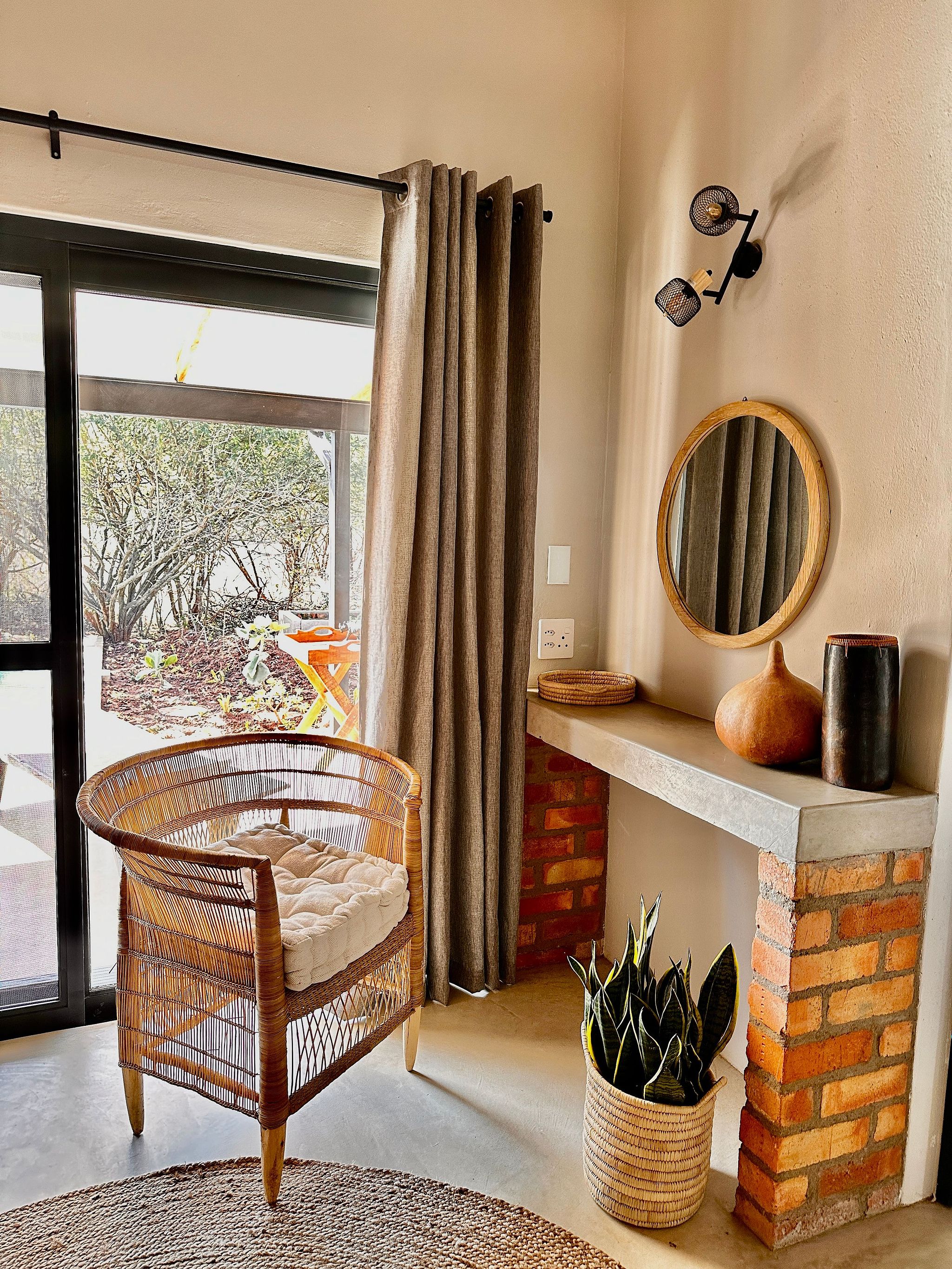 Pumba Lodge Hoedspruit — interior and grounds