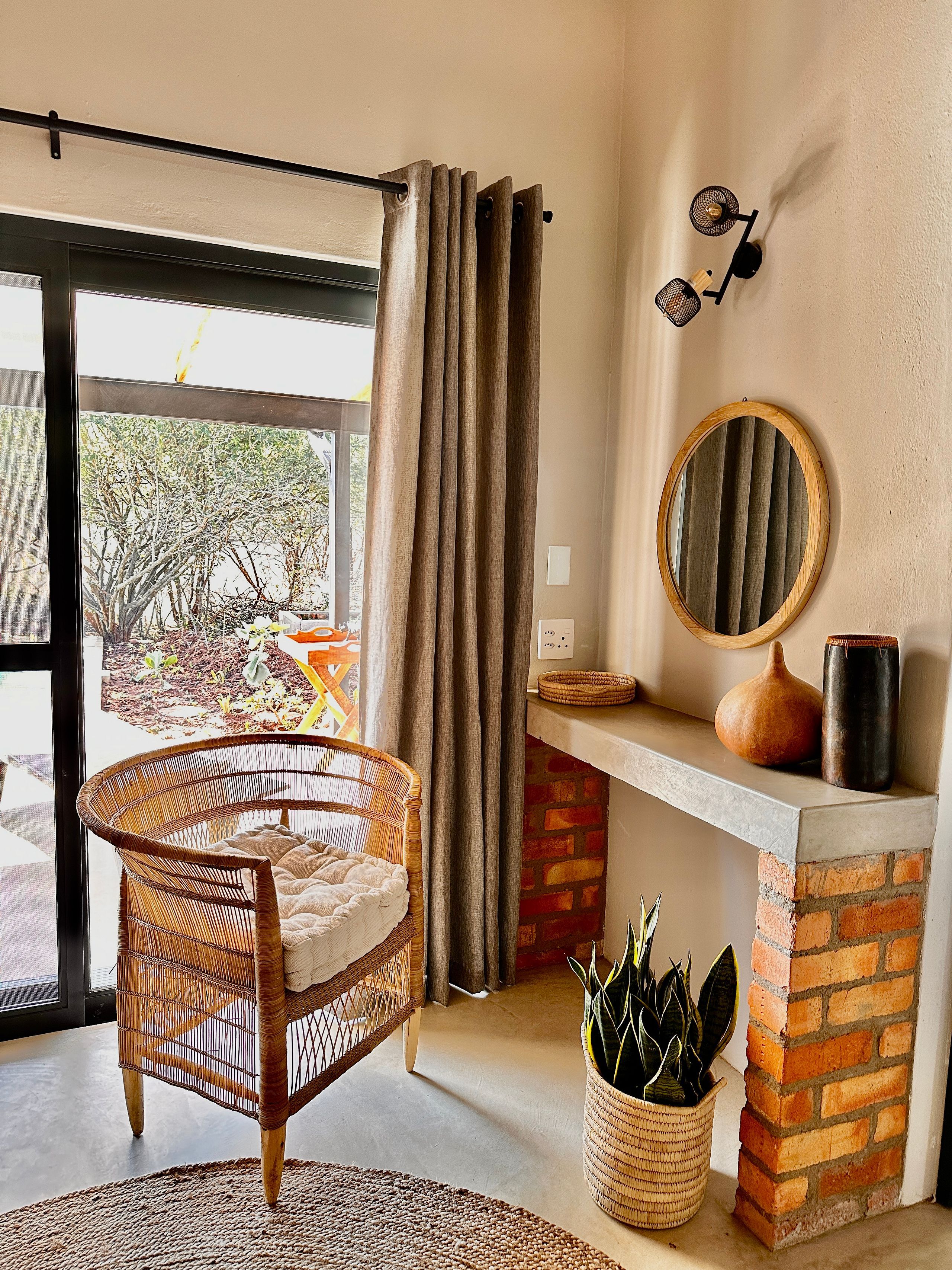 Pumba Lodge Hoedspruit — interior and grounds