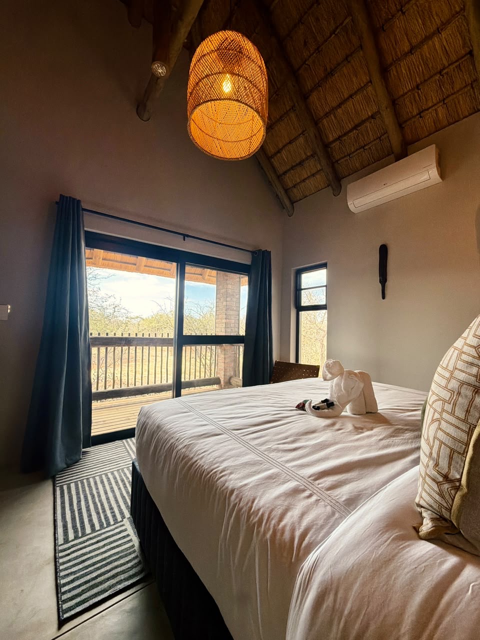 Pumba Manor Hoedspruit — interior and grounds