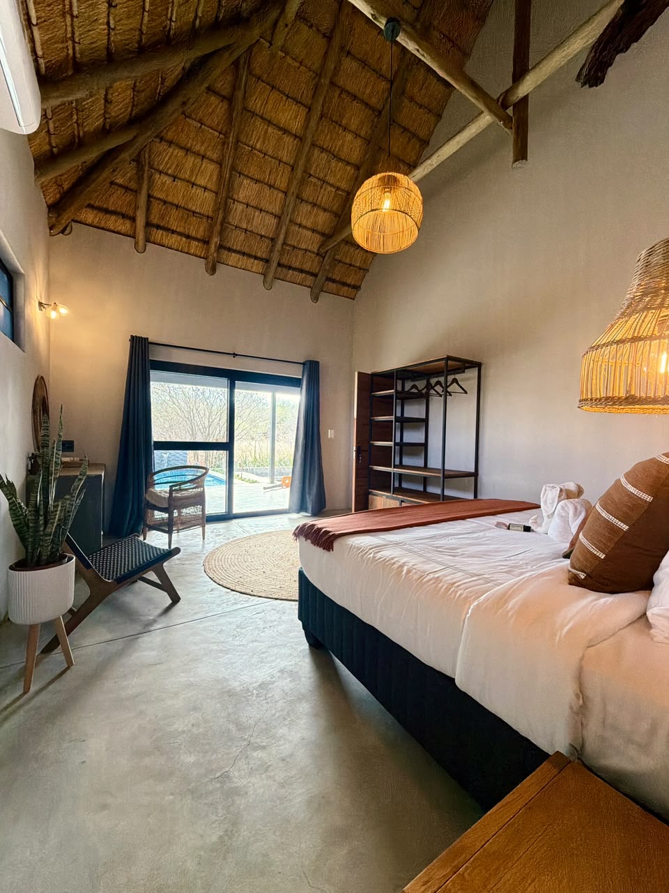 Pumba Manor Hoedspruit — interior and grounds