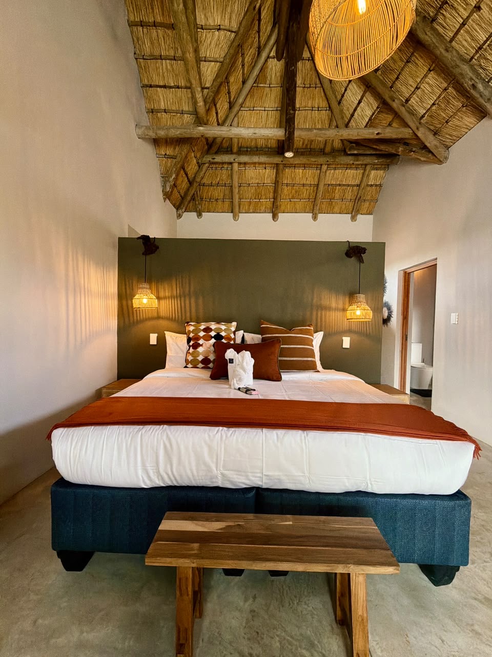 Pumba Manor Hoedspruit — interior and grounds