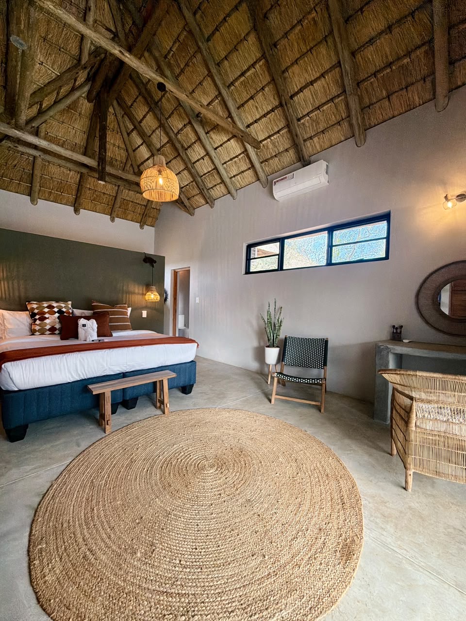 Pumba Manor Hoedspruit — interior and grounds