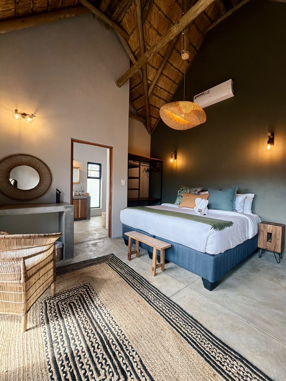 Pumba Manor Hoedspruit — interior and grounds
