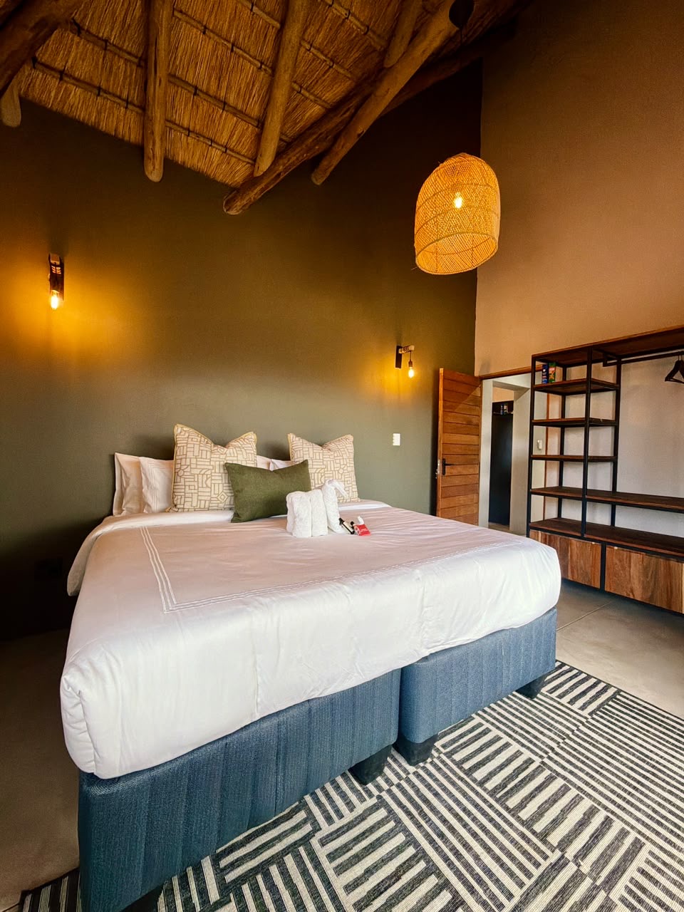 Pumba Manor Hoedspruit — interior and grounds