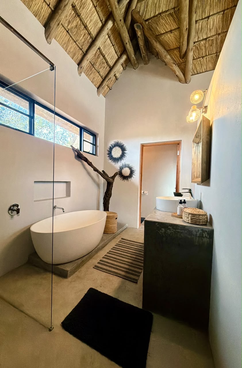 Pumba Manor Hoedspruit — interior and grounds