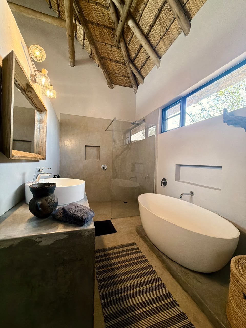 Pumba Manor Hoedspruit — interior and grounds
