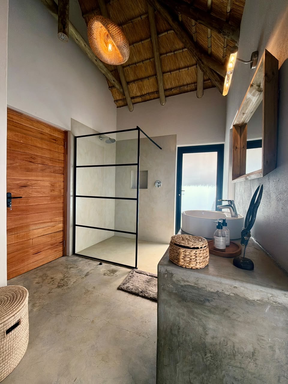 Pumba Manor Hoedspruit — interior and grounds