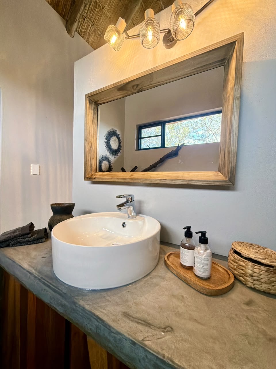 Pumba Manor Hoedspruit — interior and grounds