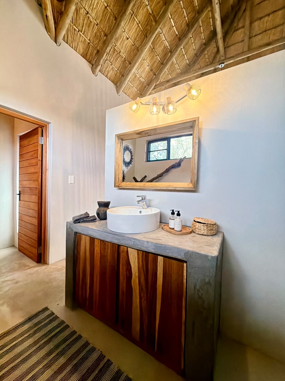 Pumba Manor Hoedspruit — interior and grounds
