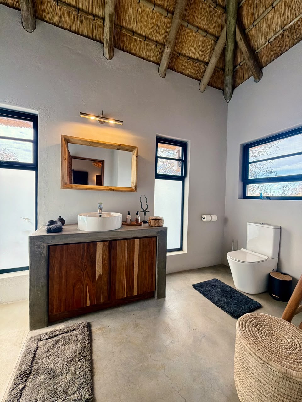 Pumba Manor Hoedspruit — interior and grounds